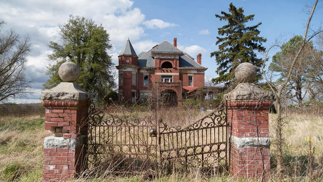 abandoned old mansions